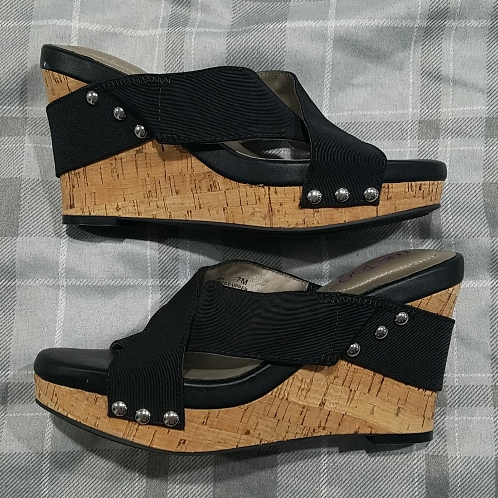 ...me Too Wedges